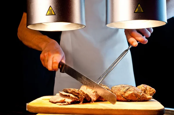 Hombre cortando la carne — Foto de Stock