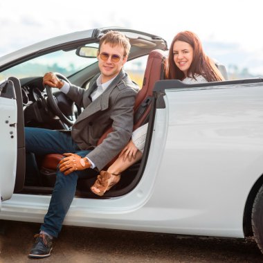 mutlu bir çift araba