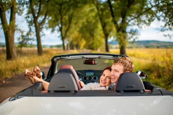 Couple heureux dans la voiture — Photo