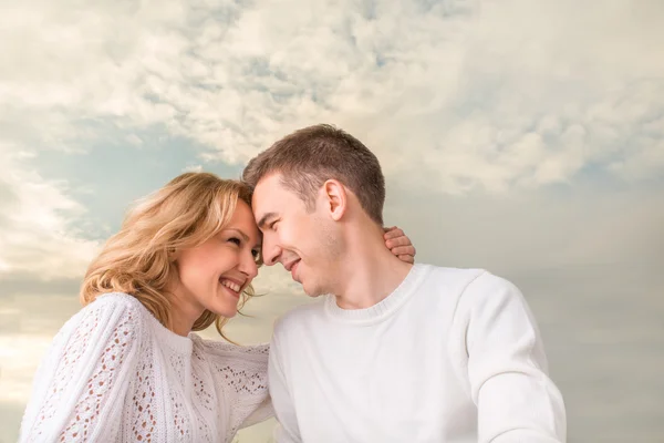 Casal feliz sorrindo e observando um ao outro — Fotografia de Stock