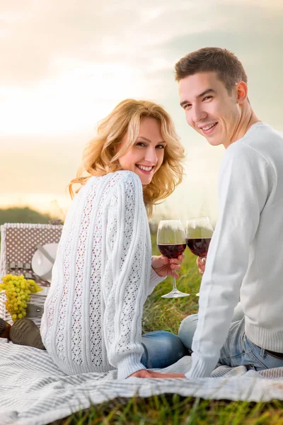 Casal em um piquenique beber vinho — Fotografia de Stock