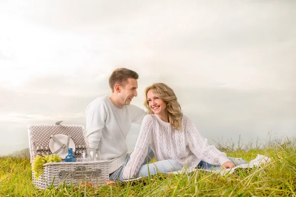 Paar op een picknick — Stockfoto