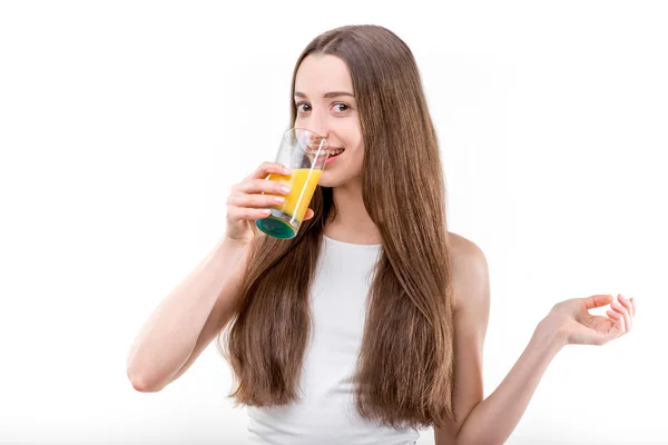 Chica vestida con una camisa blanca bebiendo jugo de naranja contra un wh —  Fotos de Stock