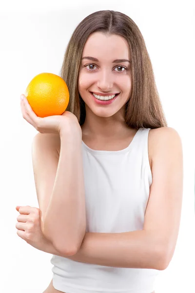 Niña sonriendo y sosteniendo naranja sobre fondo blanco — Foto de Stock