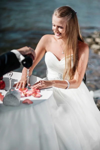 Casamento casal beber vinho — Fotografia de Stock