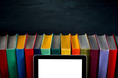 boş ekran arka plan üzerinde renkli kitaplar ile tablet