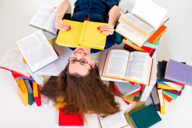 renkli kitap tarafından çevrili kitap ile yalan genç ve akıllı bir kız