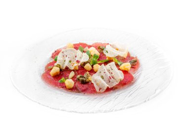 Dana carpaccio ile beyaz zemin üzerine yeşil