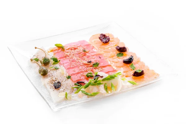 Salmón, perca y lakedra Carpaccio con verduras y aceitunas Isola — Foto de Stock