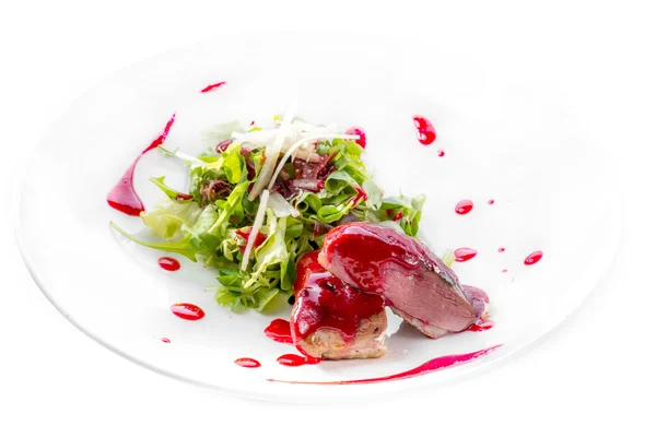 Ördek göğsü berry sos ve salata ile — Stok fotoğraf