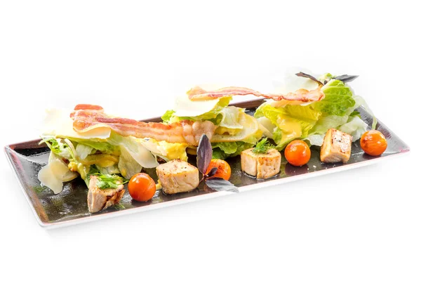 Caesarsalade geïsoleerd op witte achtergrond — Stockfoto