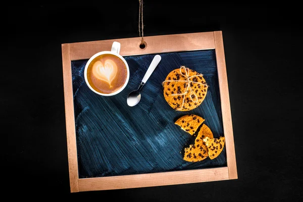 Koffie latte en oatcake op schoolbord — Stockfoto