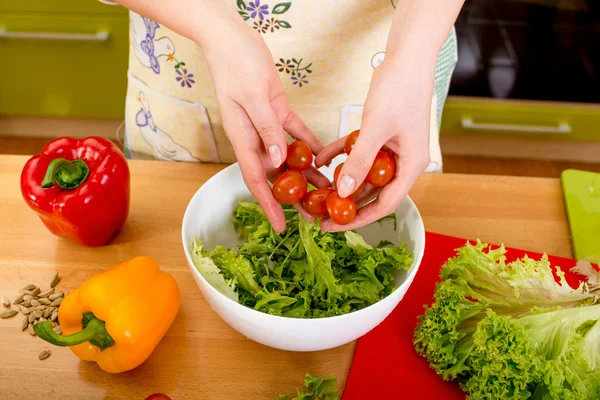 Kvinna förbereda sallad med tomater, paprika och avokado på r — Stockfoto