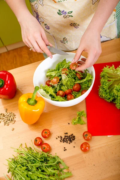 Kvinna förbereda sallad med tomater, paprika och avokado på r — Stockfoto