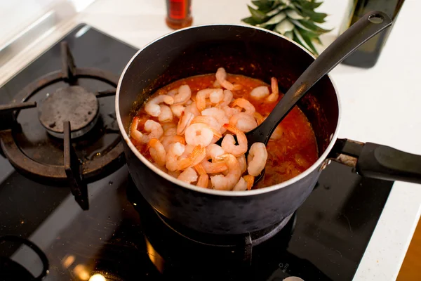 In de keuken koken van garnalen in de pan op het gas kachel — Stockfoto