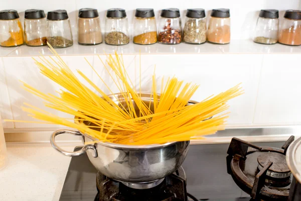 Lange spaghetti koken op de gas-kookplaat — Stockfoto