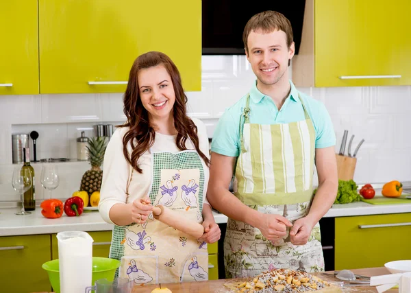 Casado sonriente pareja cocinar pastel de manzana en la cocina en casa —  Fotos de Stock