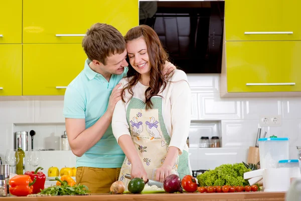 Casado sonriente pareja cocinar pastel de manzana en la cocina en casa —  Fotos de Stock