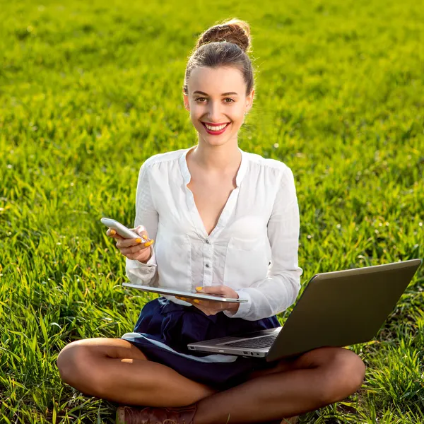 Femeie tânără, fată care lucrează cu laptop, tabletă și telefon în verde — Fotografie, imagine de stoc