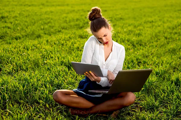 Femeie tânără, fată care lucrează cu laptop, tabletă și telefon în verde — Fotografie, imagine de stoc