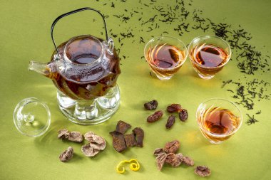  şeffaf çaydanlık ve bardak çay ve oryantal tatlılar 