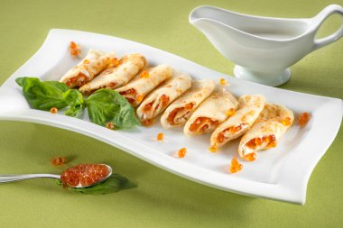 curds ve yeşil zemin üzerine bir tabak peynirli gözleme