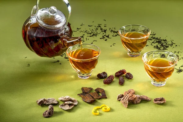 透明なティーポットと紅茶と東洋のお菓子とガラス — ストック写真