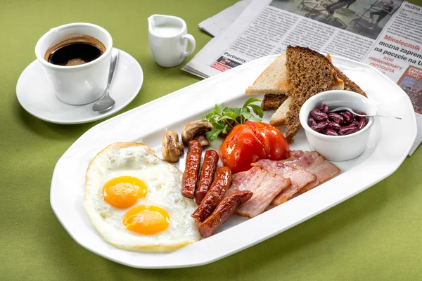 Breakfast with two eggs, bacon, beans, tomatoes, mushrooms and c — Stock Photo, Image