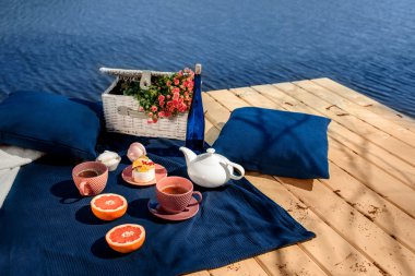 suya yakın terasında romantik akşam yemeği