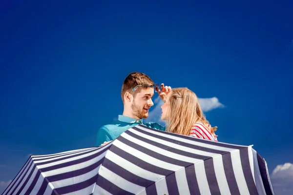 Emoční pár schovává za deštník a baví na th — Stock fotografie
