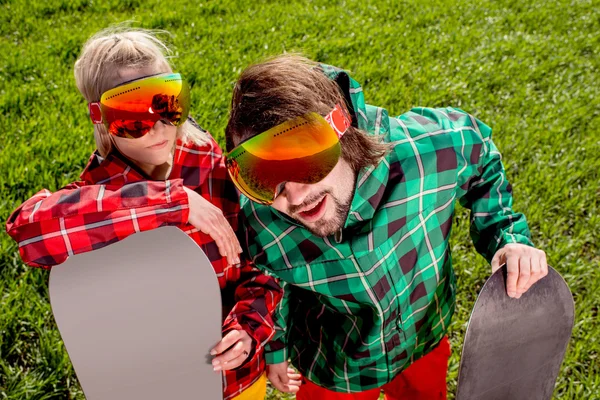 Couple in ski suit and sun glasses have a funny look to the came — Stock Photo, Image