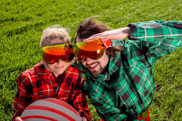 Couple en costume de ski et lunettes de soleil ont un regard drôle à la venue — Photo