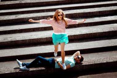 gülümseyen kız adam gri daire çatıya atlama