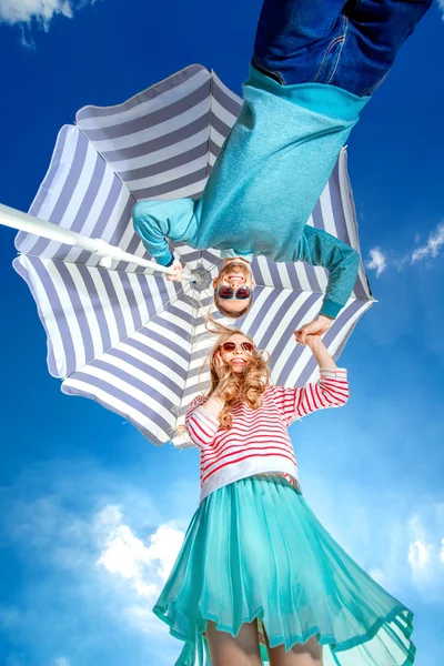 Jonge paar hand in hand en op zoek naar beneden met het strand umbre — Stockfoto