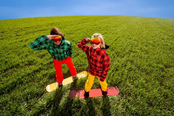 Kleurrijke paar snowboarden op het gras in de greenfield — Stockfoto