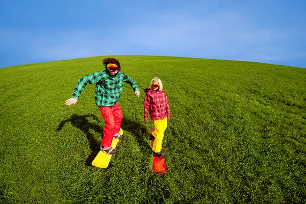 Jong paar in sport slijtage snowboarden op het gras in de gree — Stockfoto