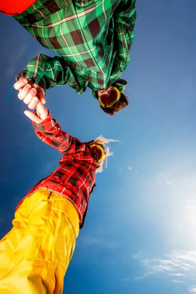 Paar in ski past met zonnebril hand in hand op blauwe hemel ba — Stockfoto