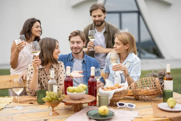Amigos hablan y celebran en picnic amistoso —  Fotos de Stock