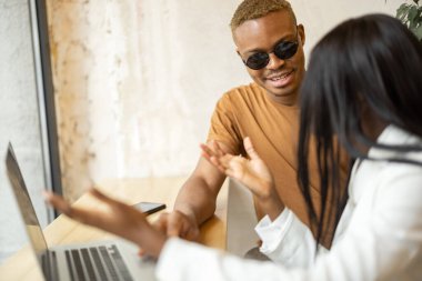 İş adamları kafede konuşuyor ve çalışıyor.