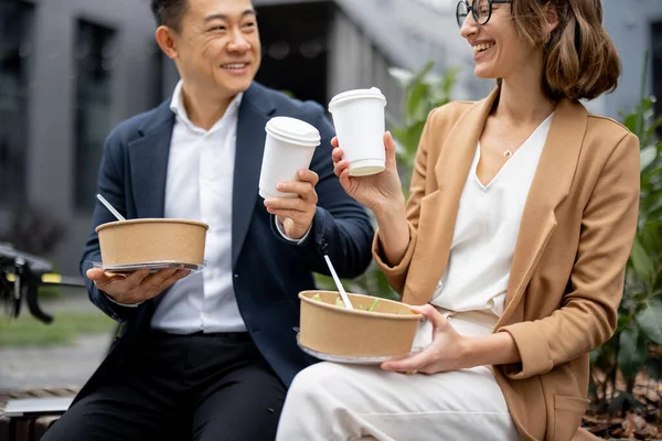 Empresarios almorzando en el trabajo al aire libre —  Fotos de Stock