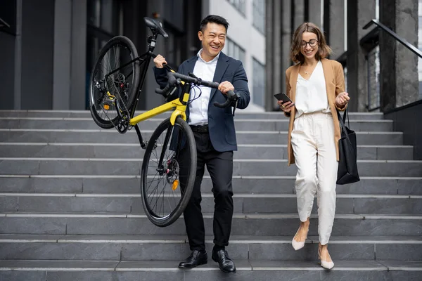 Gente de negocios bajando escaleras en la ciudad — Foto de Stock