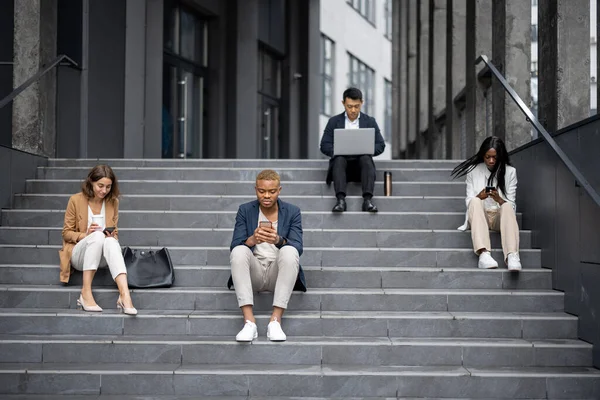 Personas que trabajan a distancia entre sí —  Fotos de Stock