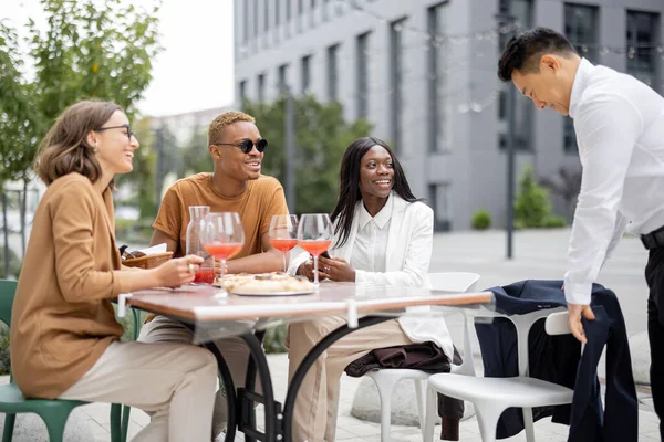 Equipo de negocios almorzando en café al aire libre — Foto de Stock