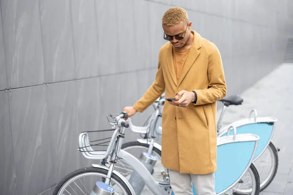 Ο άνθρωπος που χρησιμοποιεί το smartphone app για ενοικίαση ποδηλάτων — Φωτογραφία Αρχείου