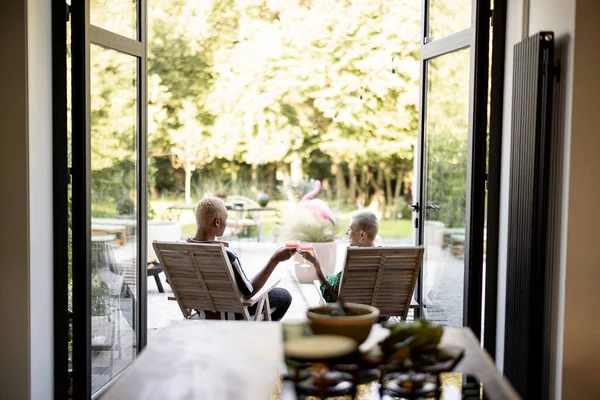 Jeune couple boire des cocktails à la maison terrasse — Photo