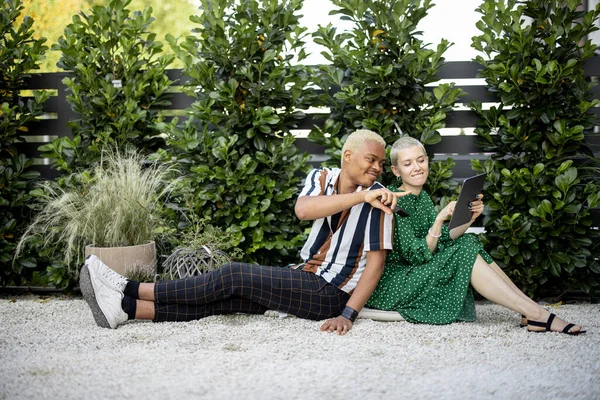 Couple watch something on digital tablet at garden — Stock Photo, Image