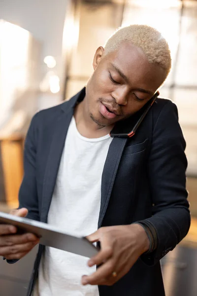 Hombre Latino Usando Tableta Digital Mientras Habla Teléfono Inteligente Concepto —  Fotos de Stock