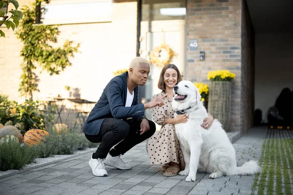 Multiracial Par Smeka Hund Bakgrunden Deras Hus Begreppet Relation Och — Stockfoto