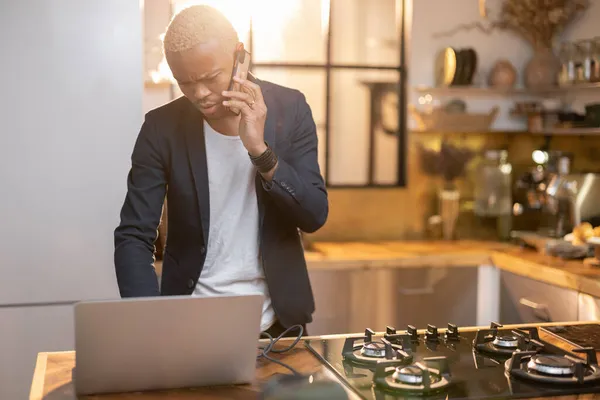 Homem negro assistindo algo no smartphone — Fotografia de Stock