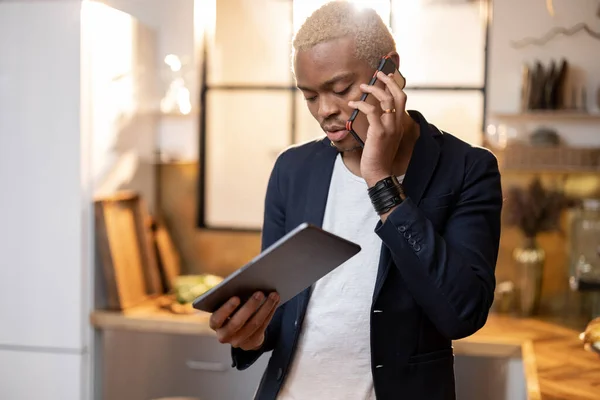 Homem negro assistindo algo no smartphone — Fotografia de Stock